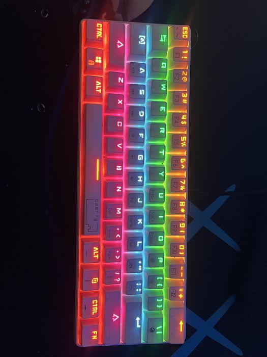 Vand tastatura qwerty ca noua + set de taste cadou