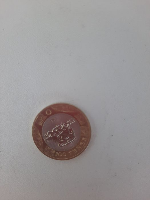 Ппродам монету в номиналом 100 тенге.е