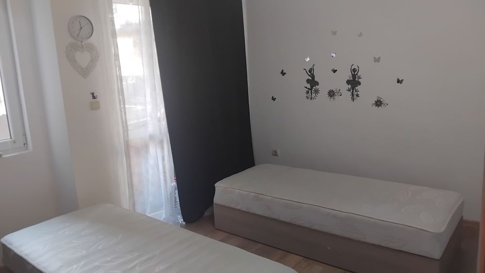 Продавам легла с отварящ се механизъм.