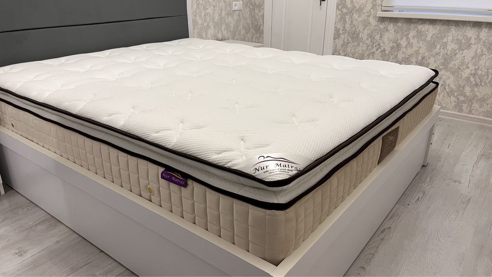 Кровать интерьерная с мягким изголовьем.