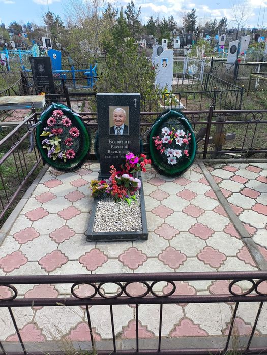 Благоустройство могил.
