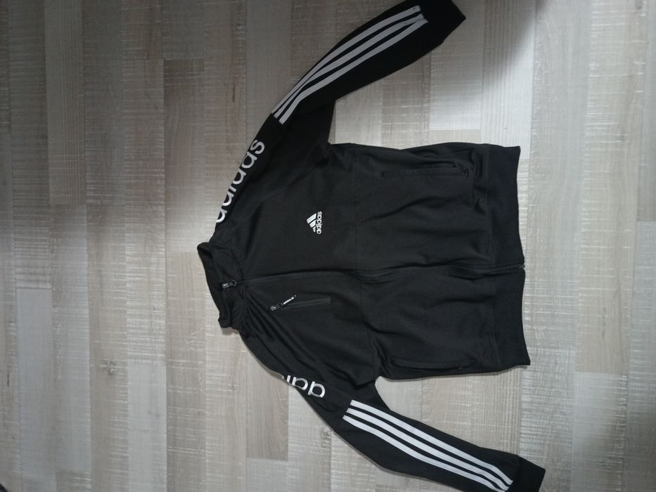 Hanorac Adidas puțin purtat
