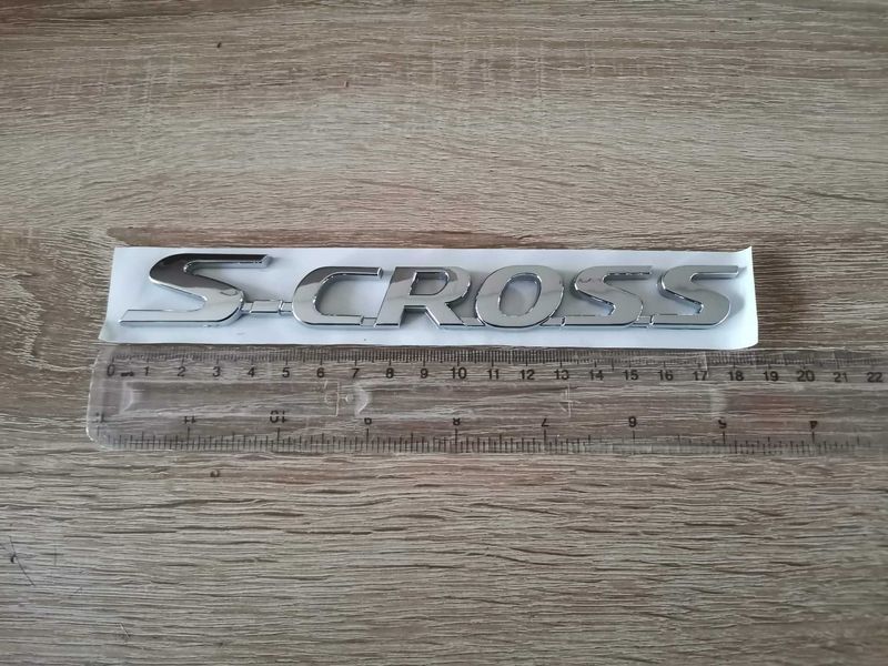 сребрист надпис Suzuki S-Cross