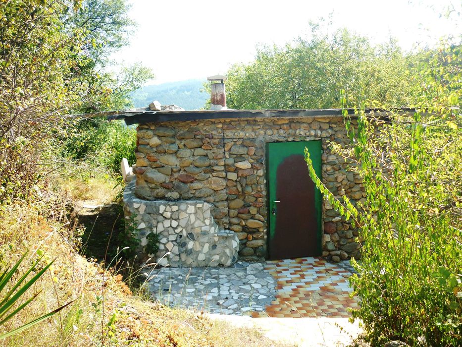 Продавам малка вила