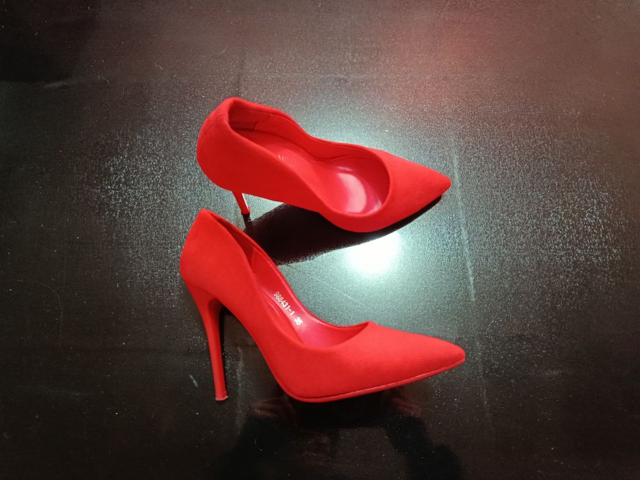 Замшевые туфли на шпильке