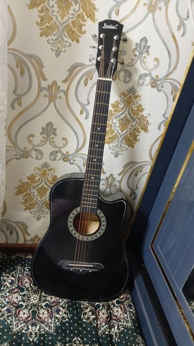 Gitara  sotiladi