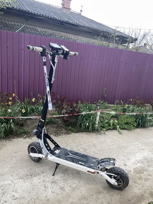 Vând trotineta electrica Kukirin G2 Pro custom alb cu scaun confortabil