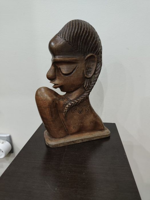 Африканска дървена скулптура – ръчно резбован арт предмет.