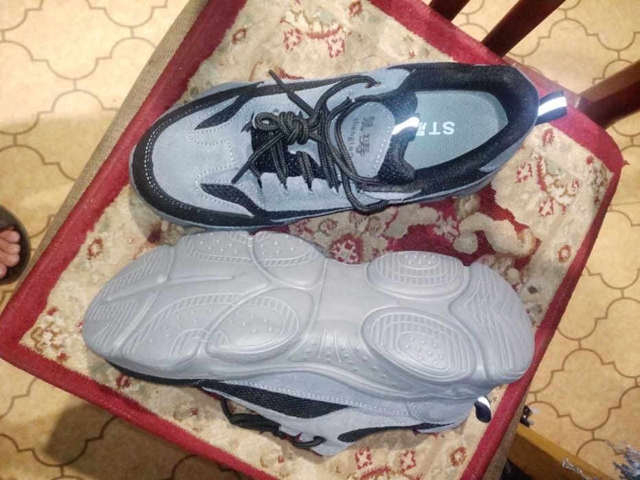 Лёгкие удобные кроссовки.