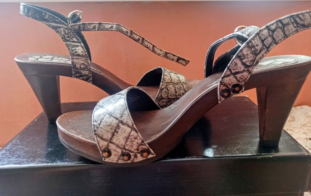 Дамски нови сандали