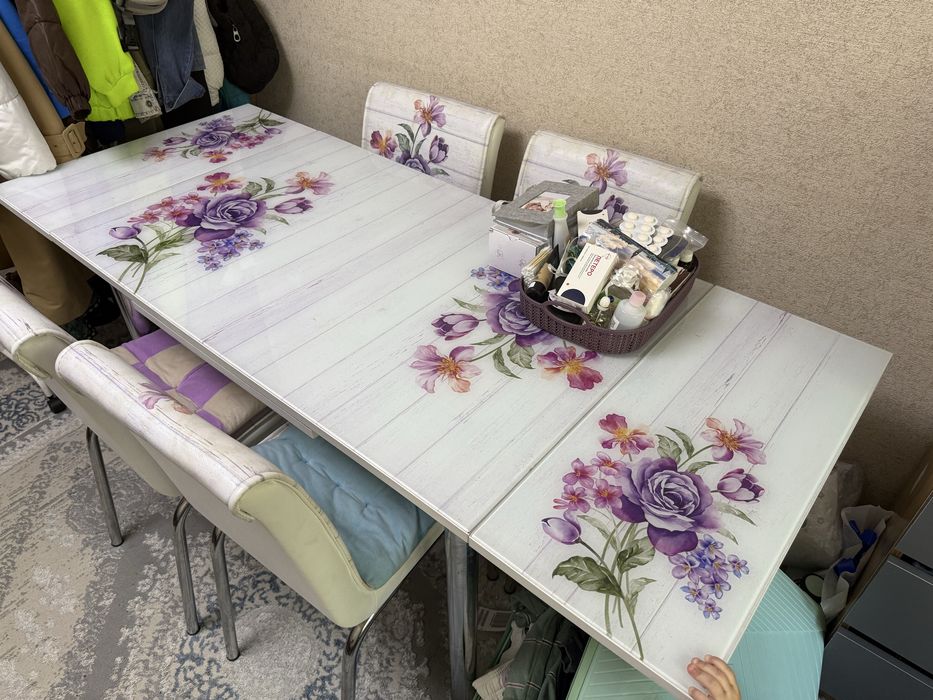 Продам стеклянный стол со стульями