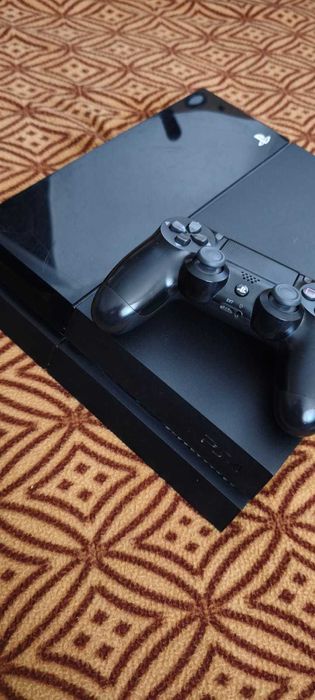 Vând PlayStation 4