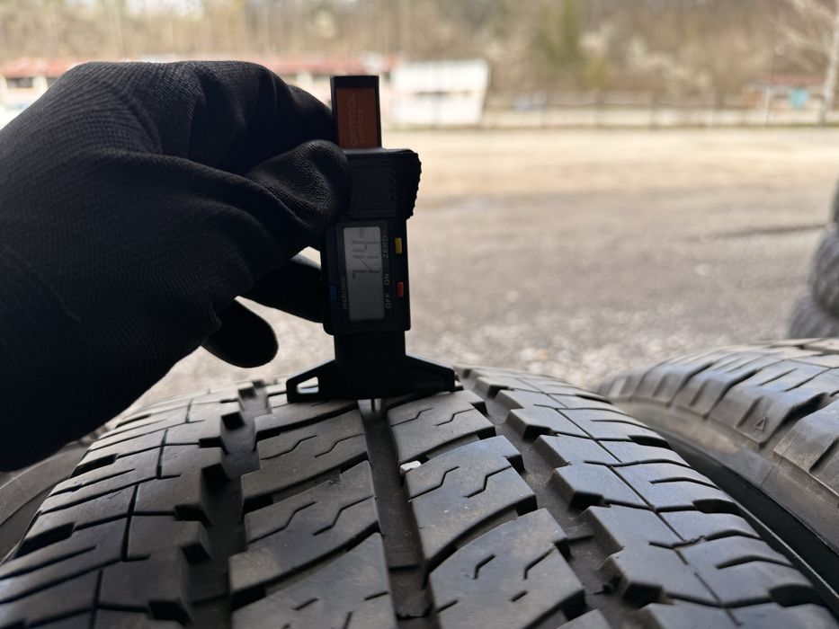 Бусови гуми 235/65/16с ПОЧТИ НОВИ