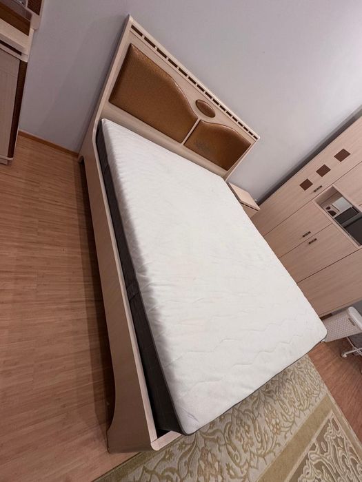 Продается кровать двуспальная 1.6