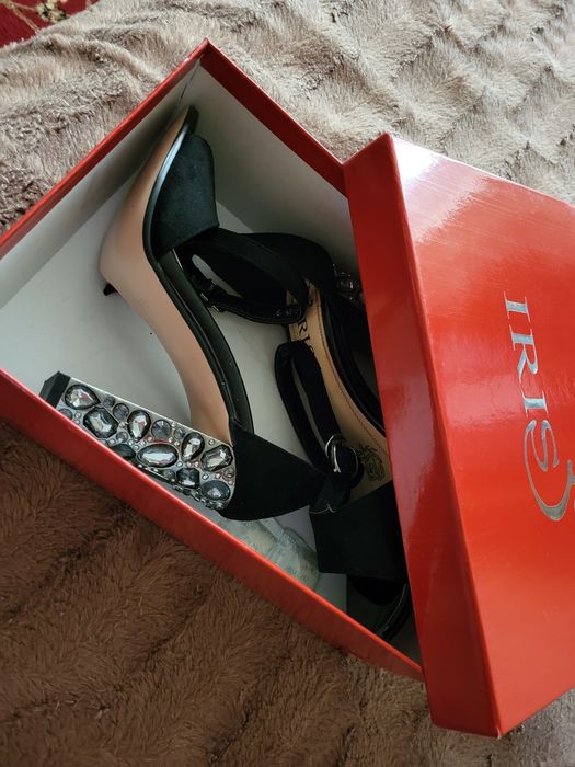 Срочно продам новые туфли