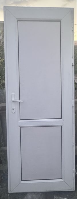 Продам стандарт пластиковую дверь