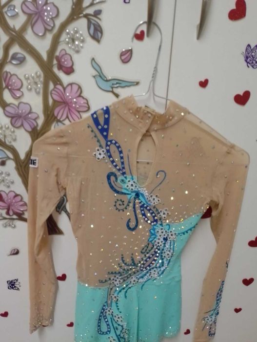 Продавам трико за художествена гимнастика и лента