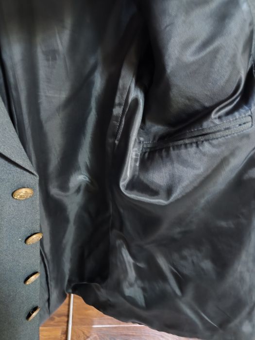 Классический клубный блейзер (пиджак) с гербовыми пуговицами