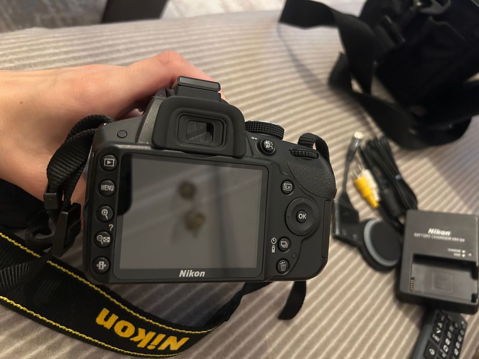 Aparat foto DSLR Nikon D3200 + Obiectiv AF-S 18-55mm VR II - Pachet complet