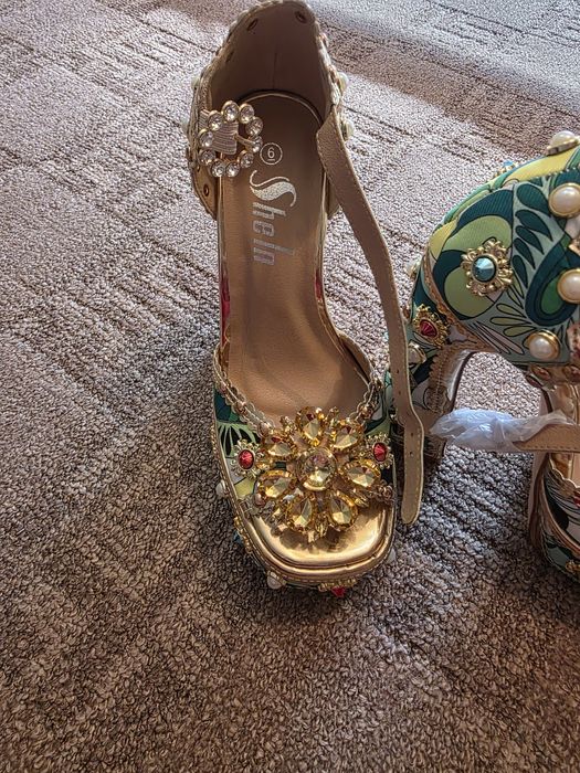 Sandale cu toc si platformă