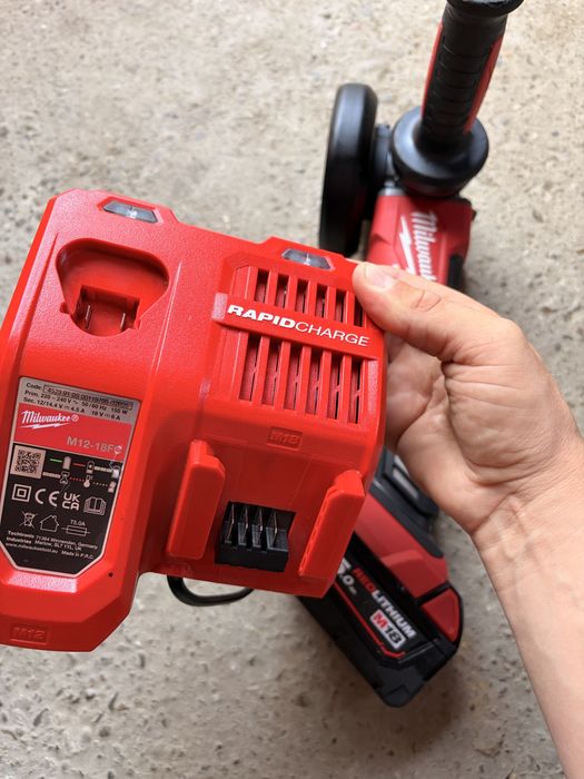 Flex Milwaukee M18 cu variator de turatie Fuel