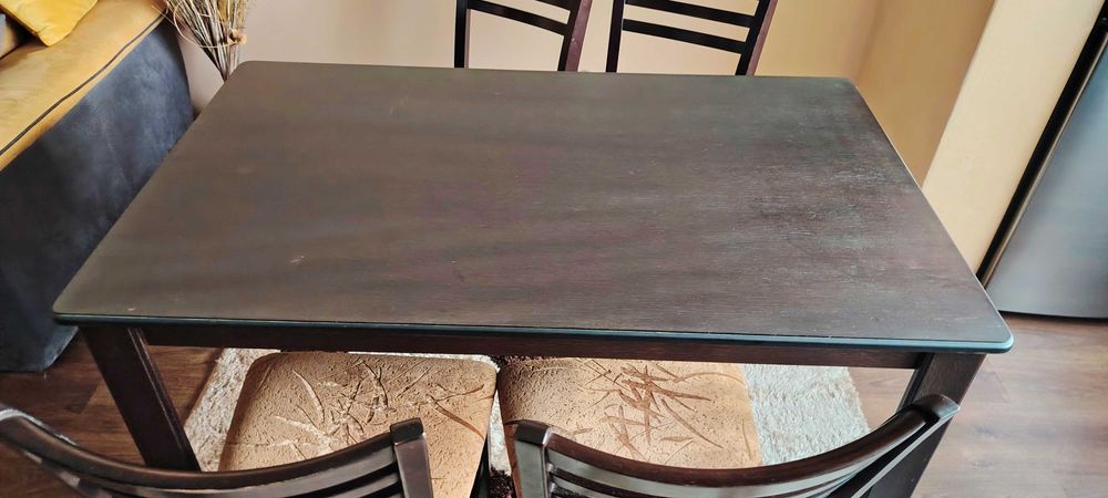 Трапезна маса със столове