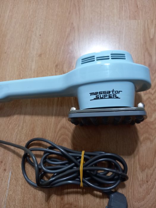 Прекрасен немски масажор с 9 преставки и стойка метален