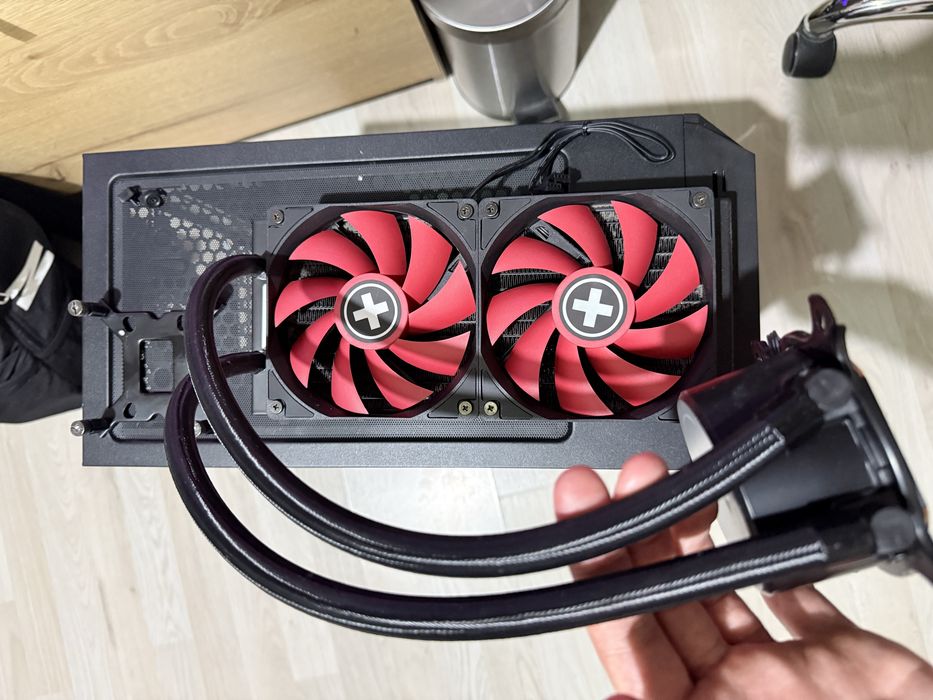 Cooler pe lichid Xilence prindere intel