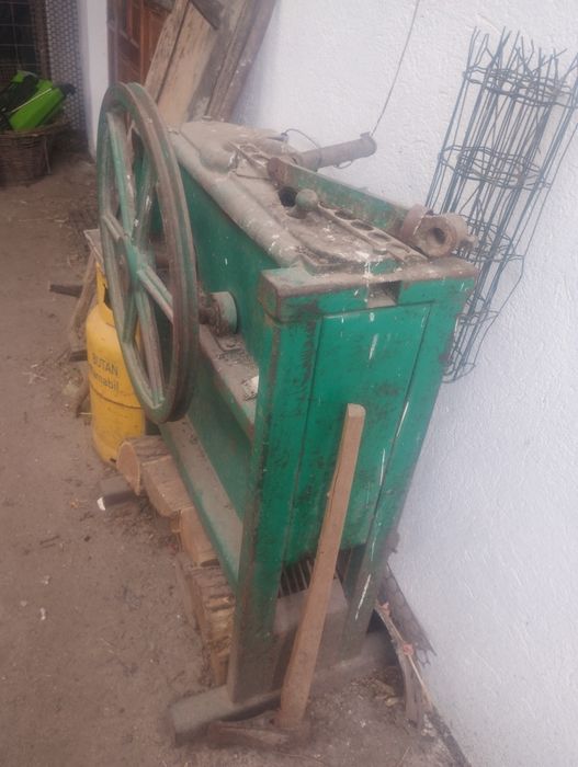 Vând batoza de smicurat porumb
