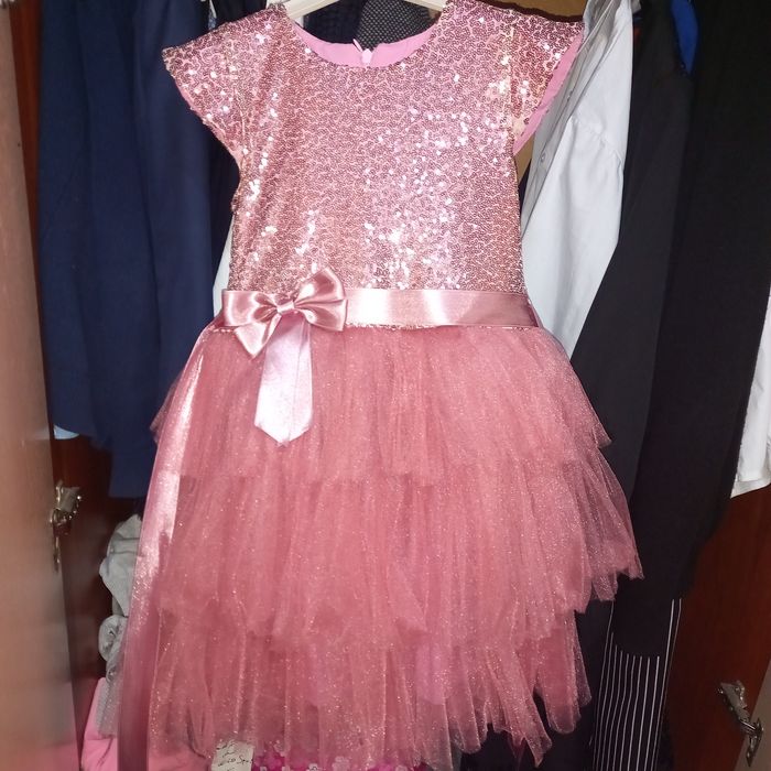 Продам платье на 5-7 лет