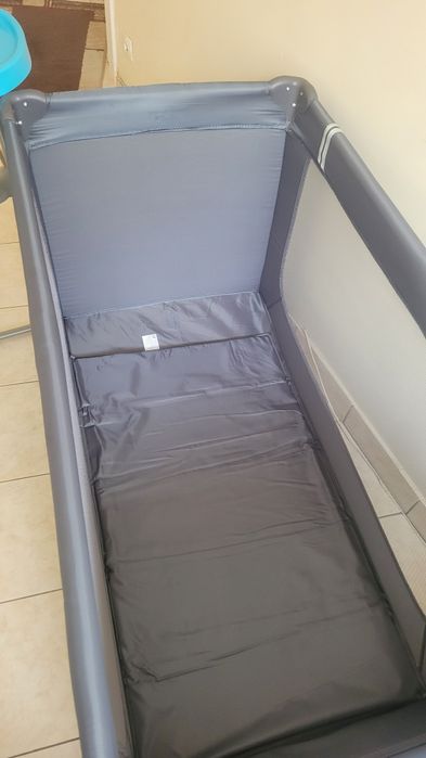 Pătuț extensibil si scaun de masa