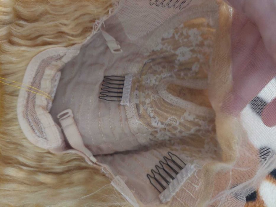 peruca blonda ondulata noua cu dantela lace
