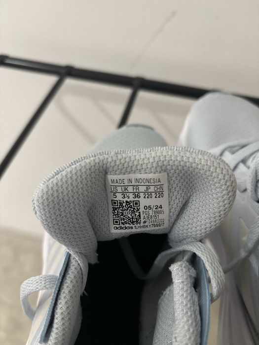 Кроссовки adidas женские