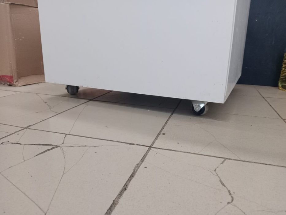 Продам тумбочка и ветрина