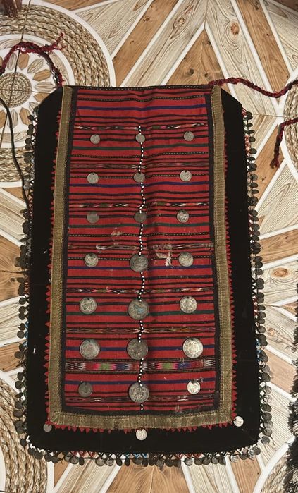 Престилка с сребърни монети