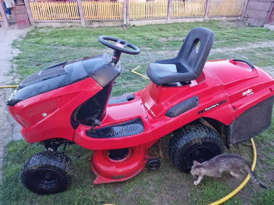 Vand tractoras de tuns gazonul