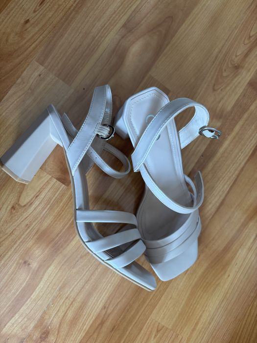 Продам босоножки