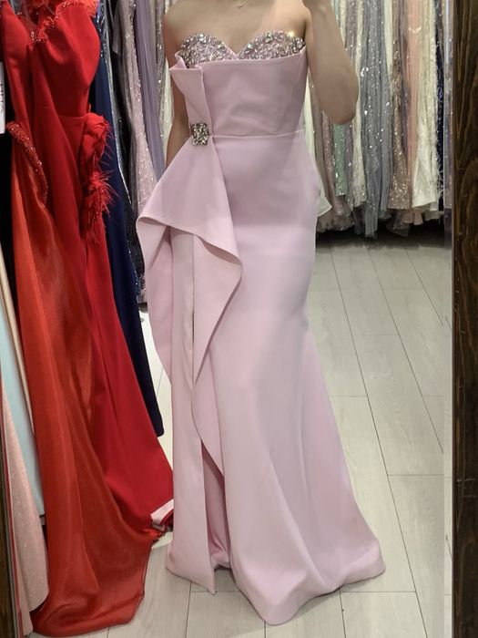 Чисто нова официална рокля