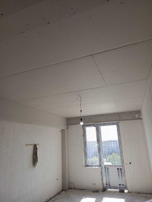 Семейная 2в3 Ю13: школа, ТЦ, метро.`