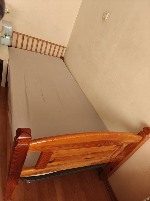 За продажба легло дърво масив с метална подматрачна рамка, за матрак с