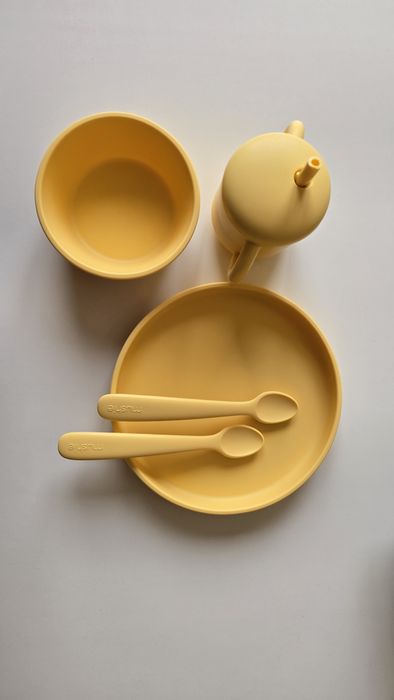 Mushie силиконов комплект за захранване на бебе