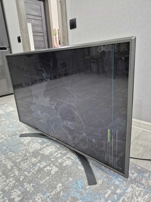 Потресканный 109 4К LG Smart TV
