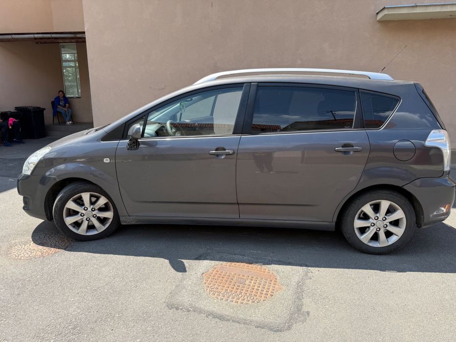 Mașina Toyota corola verso