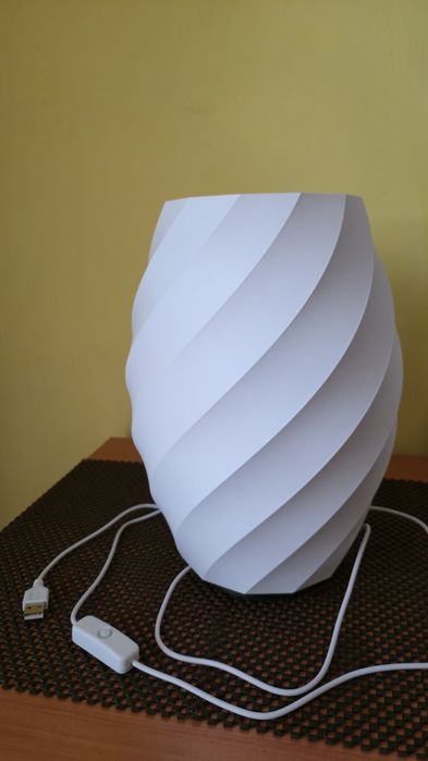 Модерна 3D Настолна LED Лампа с Уникален Спирален Дизайн