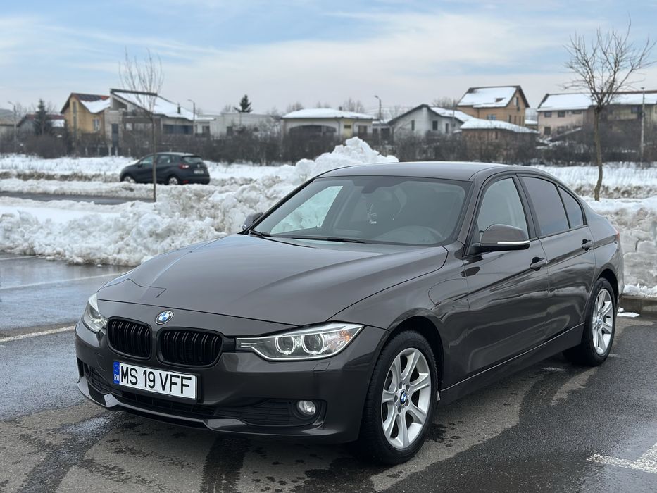 Bmw Seria 3  An fabricatie 2013 motor 2.0 diesel far bi-xenon!!