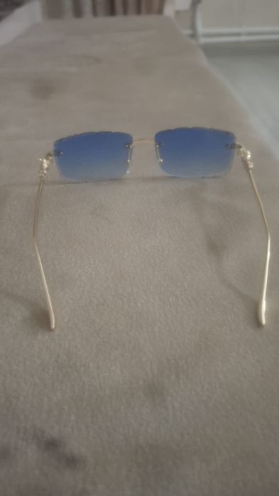 Ochelari de soare unisex cu lentile albastre și ramă aurie
