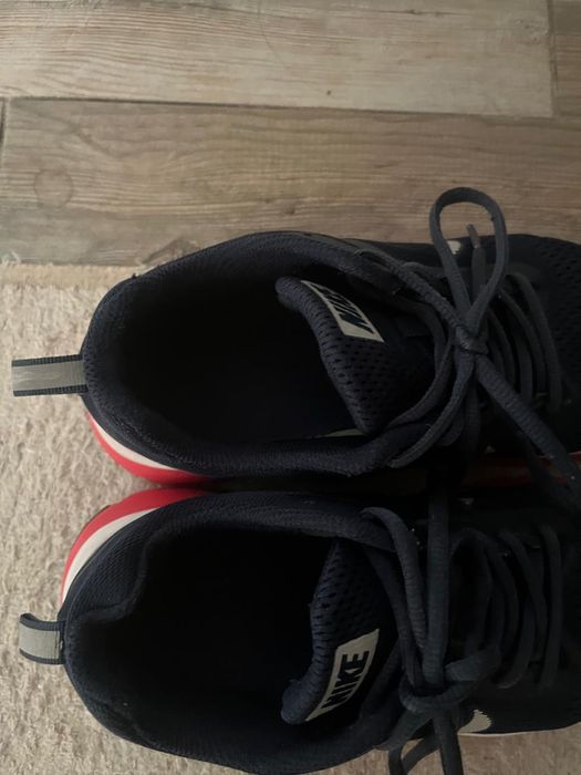Крассовки  Nike..
