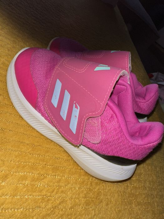 Адидас кожени 23 1/2  другите са подарък