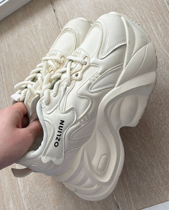 Белые Кроссовки.