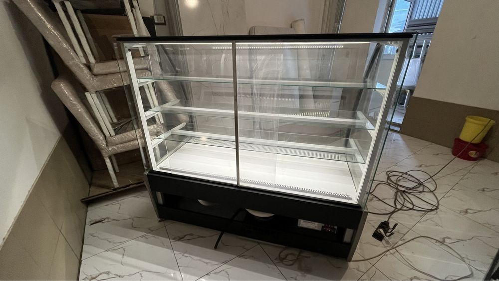 продам витринный холодильник
